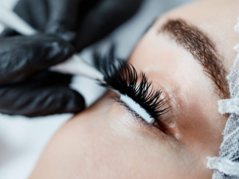Rehaussement de cils : cils naturels posés sur un bigoudi en silicone